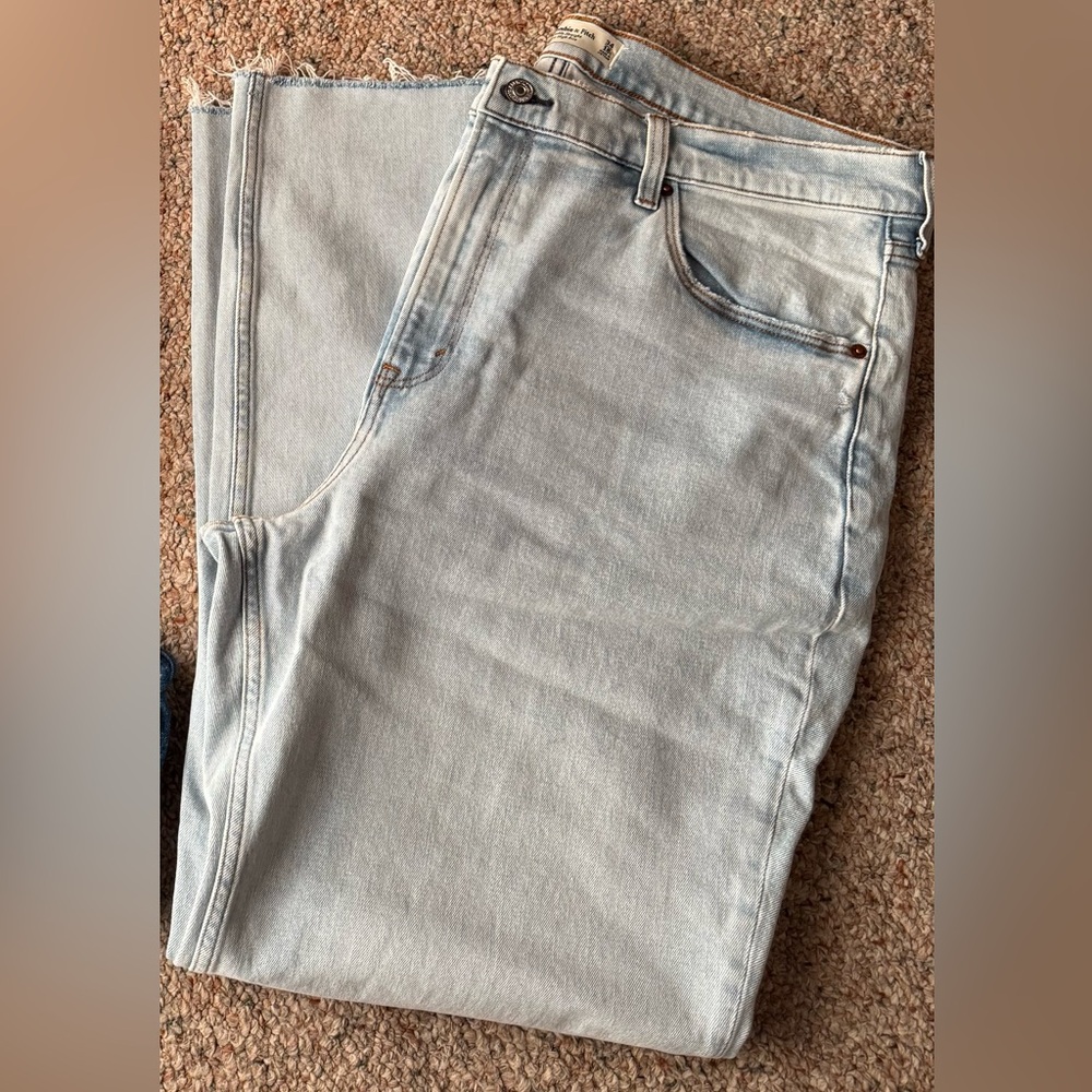 SOLD****Womens Abercrombie & Fitch The Ankle Straight Ultra High Rise Jeans